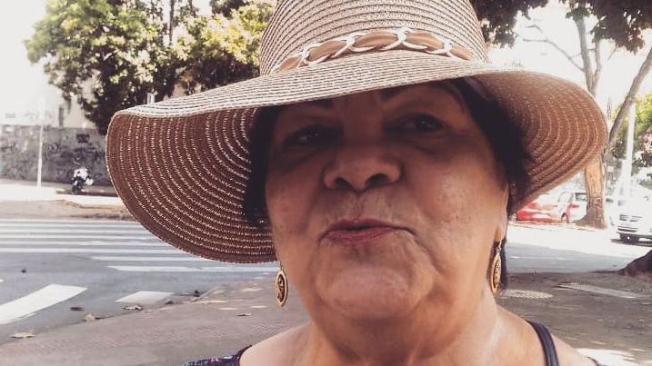 Dulce Manhães, mulher idosa, branca, cabelos escuros
