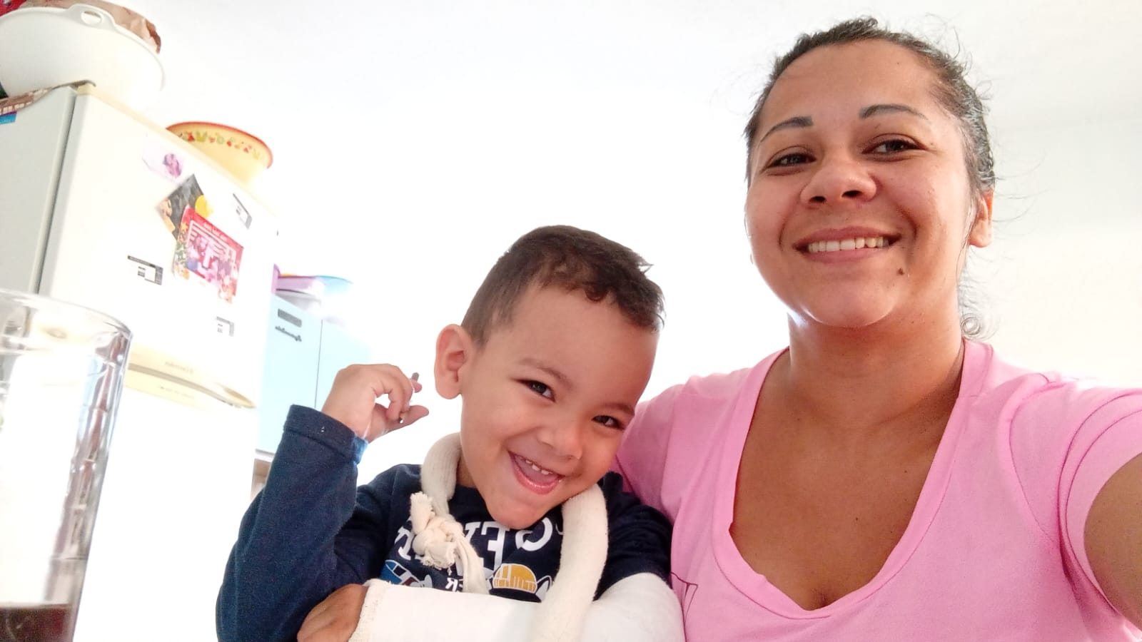 Edilene em foto com seu filho Lucas, ele está com gesso nos brços
