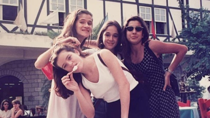 As quatro atrizes da peça estão juntas posando para foto