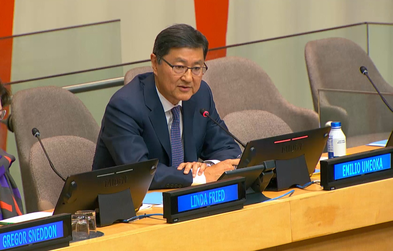 Emílio Umeoka em conferência na ONU no dia 8 de outubro de 2026 sobre pessoas idosas