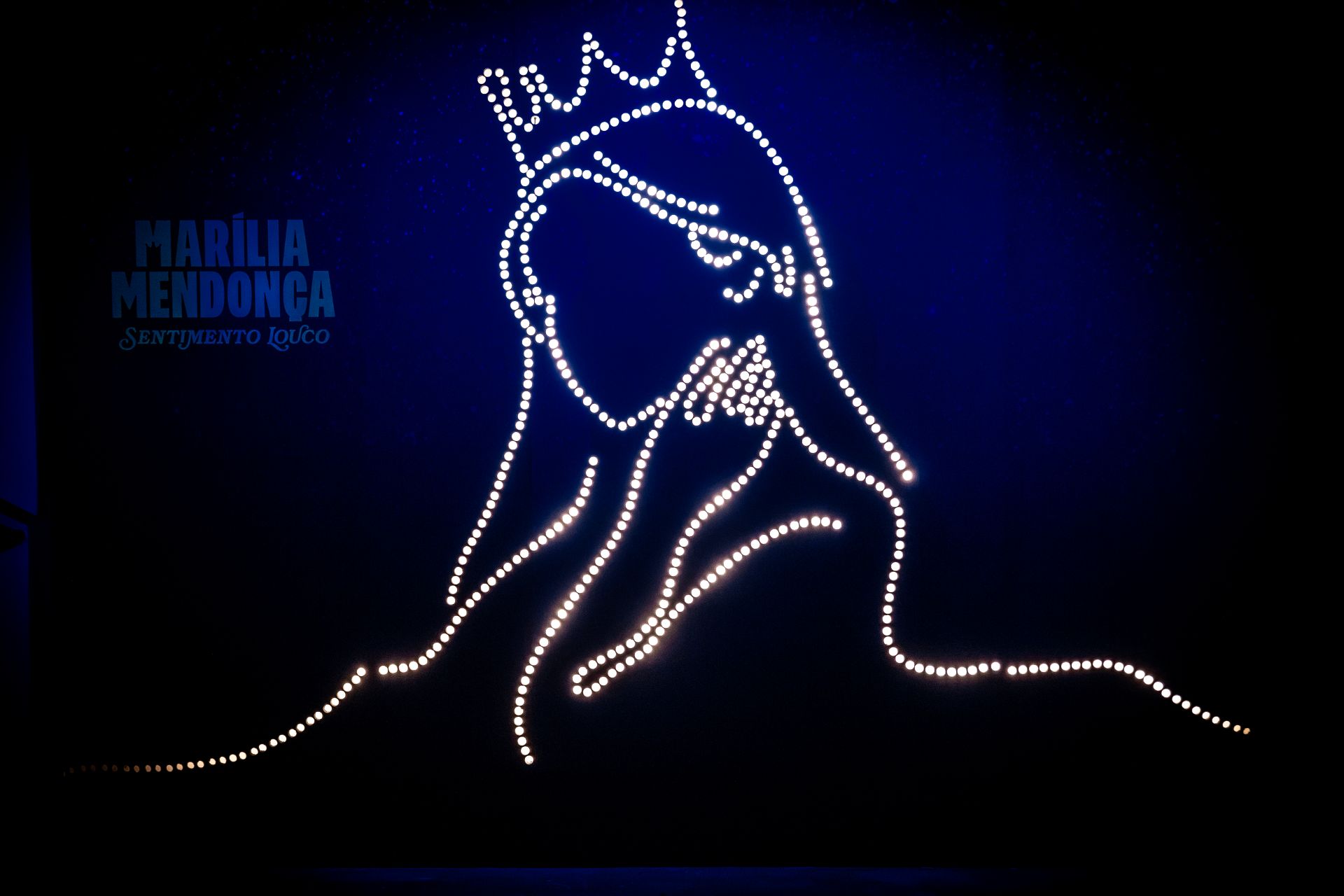 Silhueta iluminada de Marília Mendonça