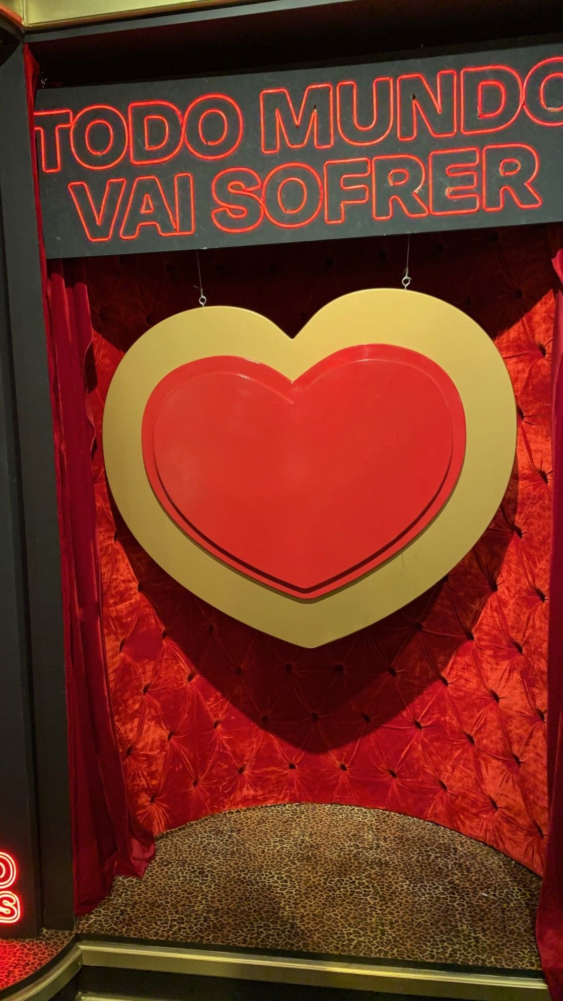 Um coração vermelho com dizeres "Todo Mundo vai sofrer" em letras grandes 