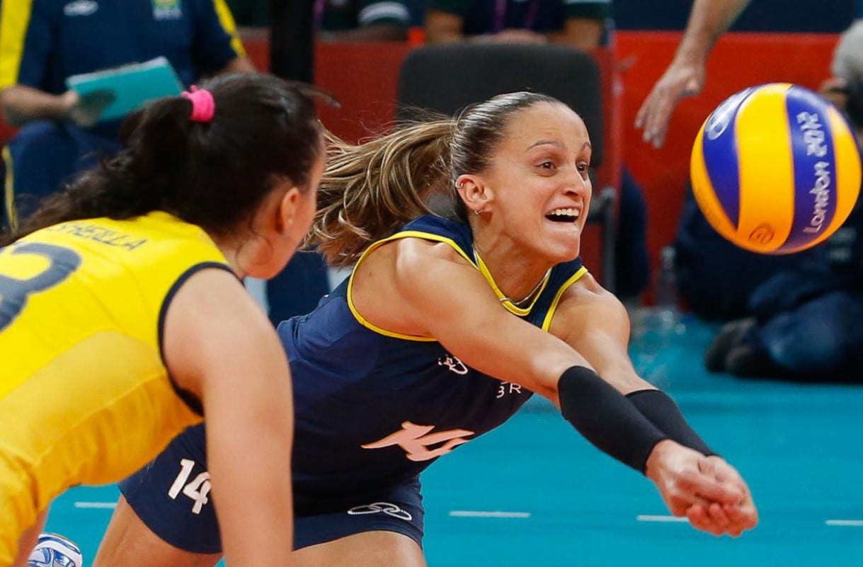 jogadora de vôlei Fabi Alvim jogando em foto do Comitê Olímpico do Brasil