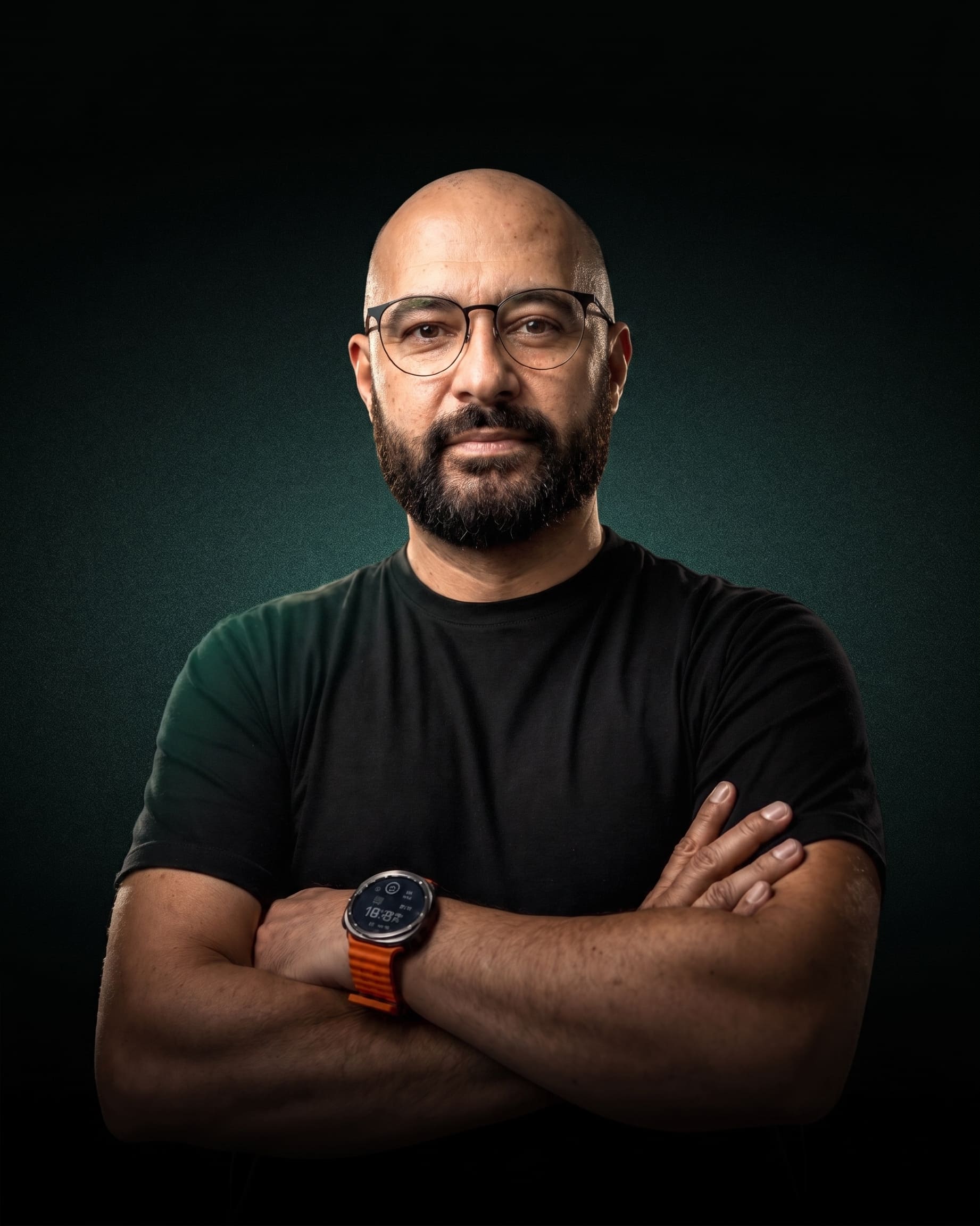 Foto de Fabiano Amorim, posando para a foto, em fundo neutro