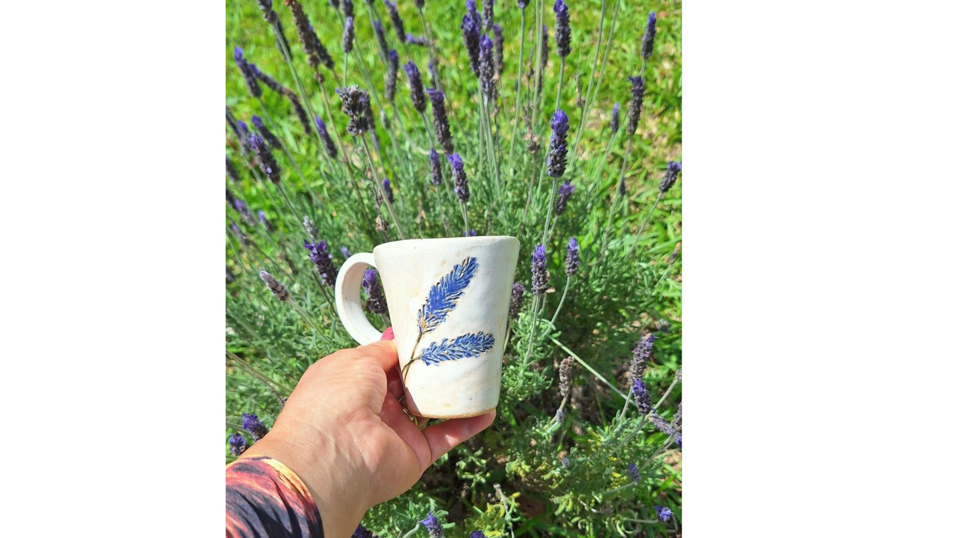 Xícara com desenho de uma lavanda
