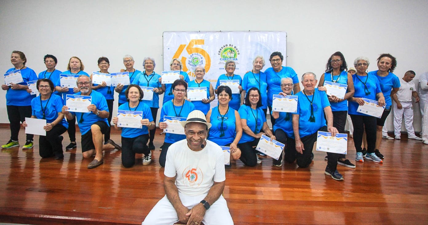 Idosos praticantes da gingoterapia posam com certificados