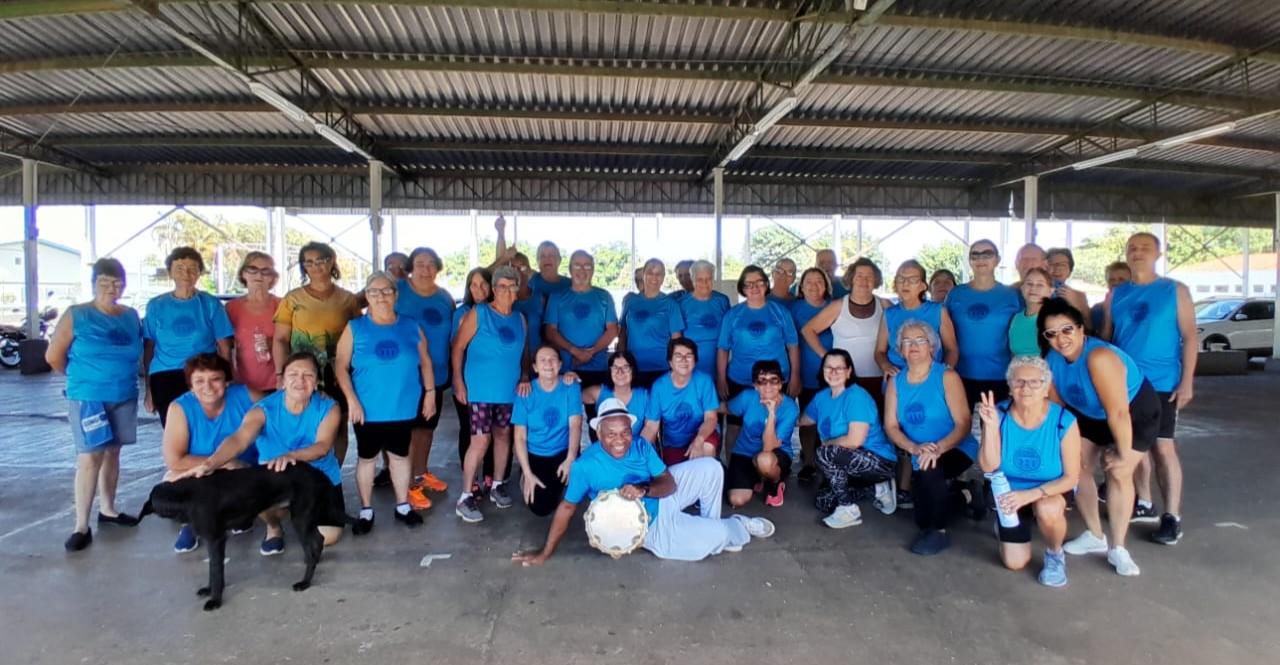 Grupo 60+ posa após aula de gingoterapia, unindo capoeira adaptada, música e amizade