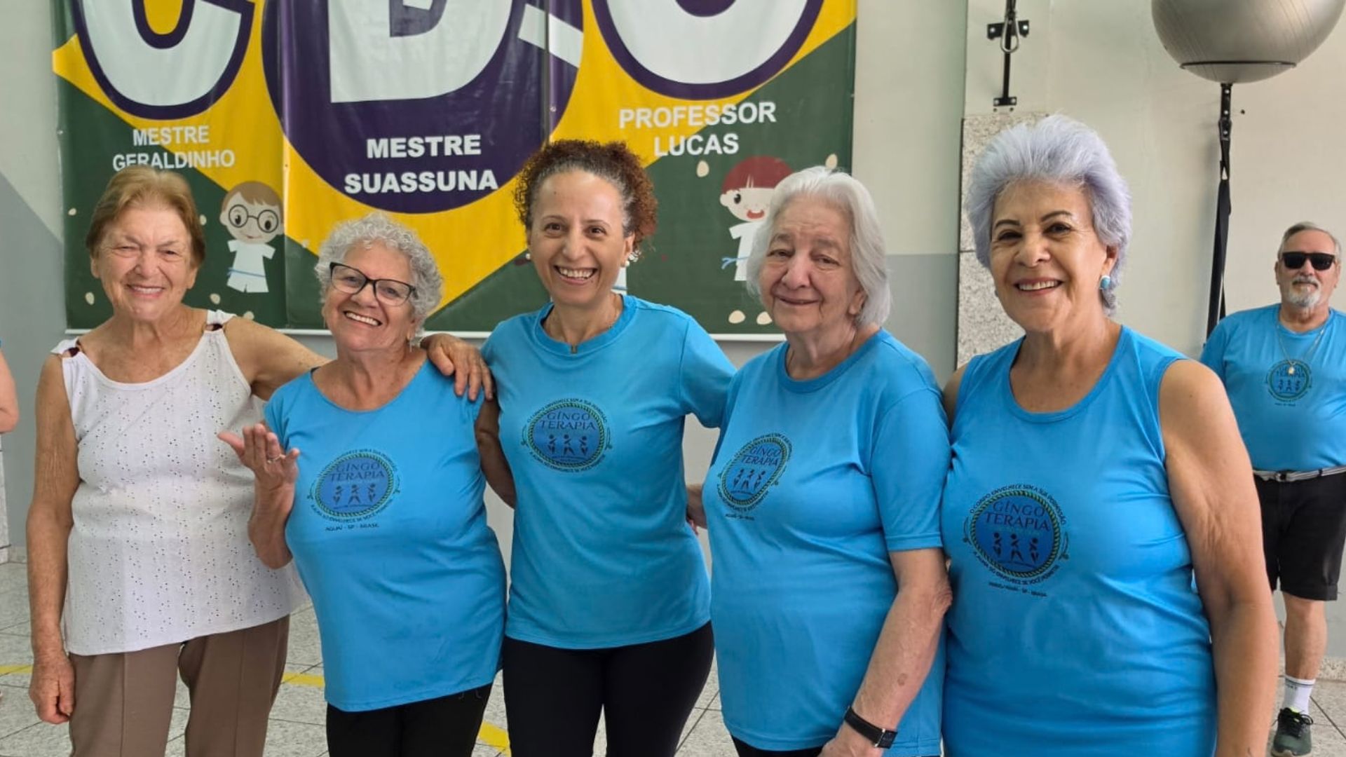 Grupo de idosos na aula de Gingoterapia