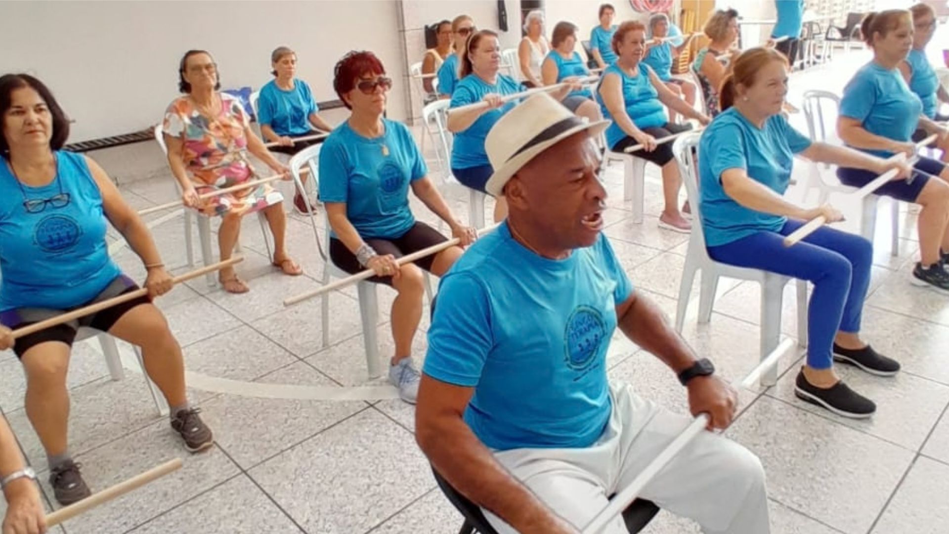Grupo de idosos na aula de Gingoterapia
