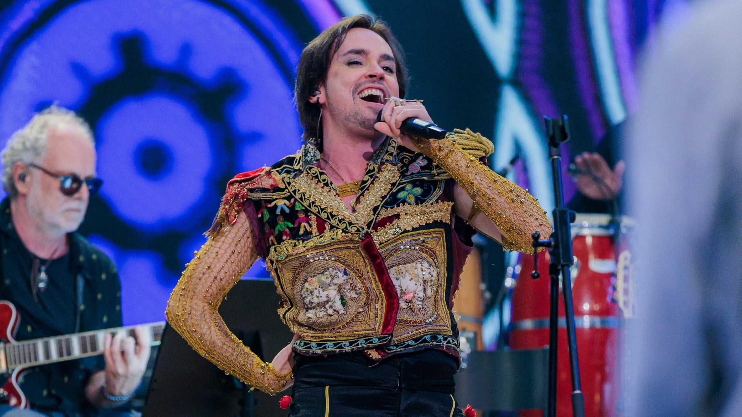 Johnny Hooker canta no Altas Horas