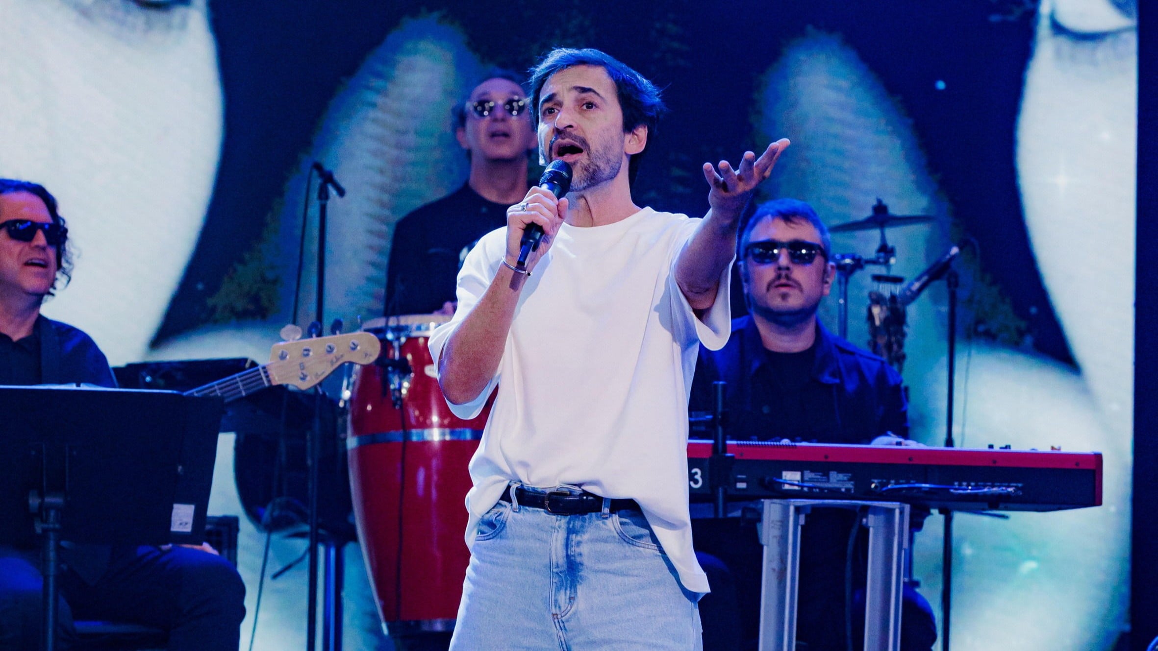 Julio Andrade cantando no 