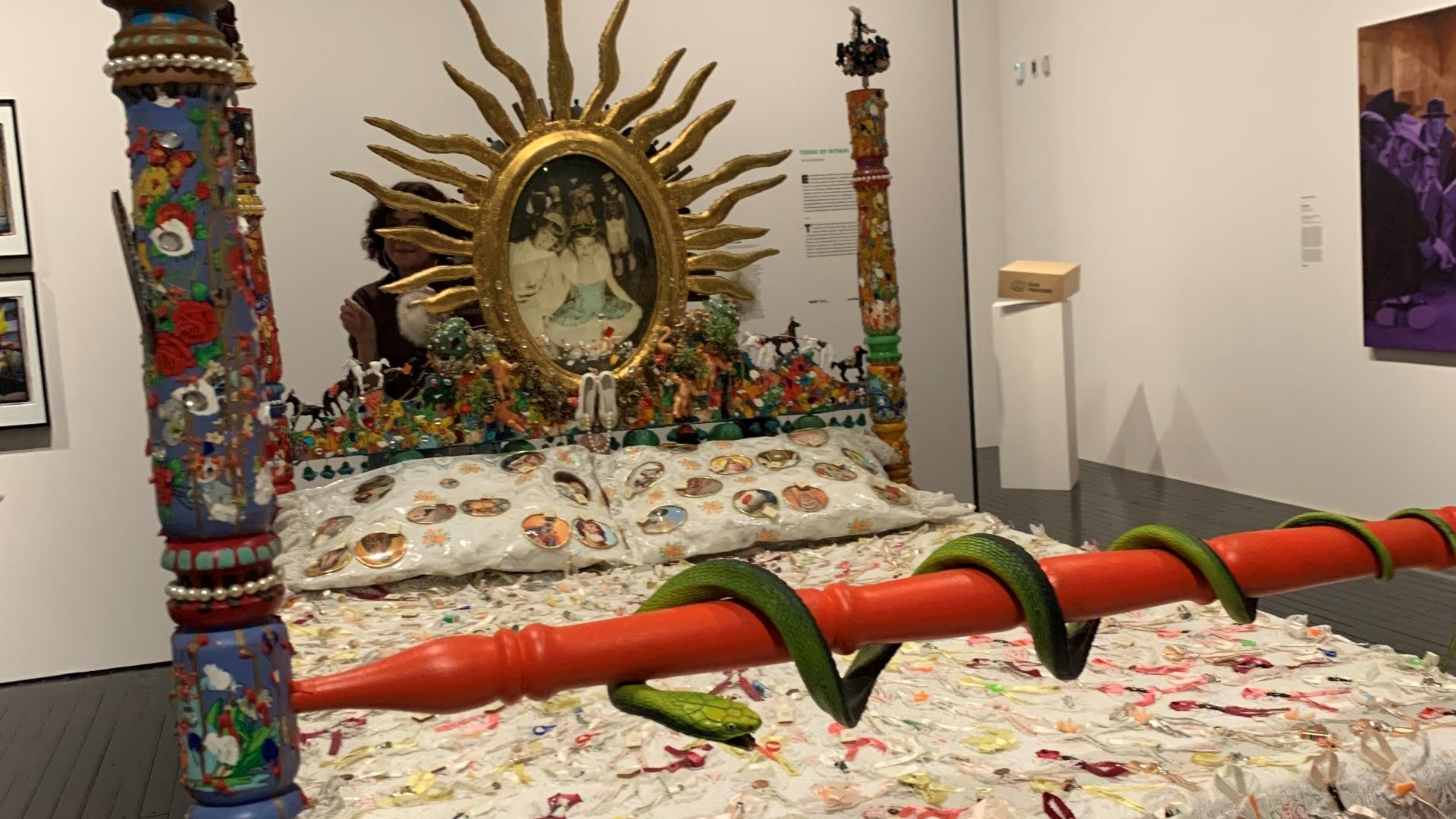 Uma cama cheia de objetos