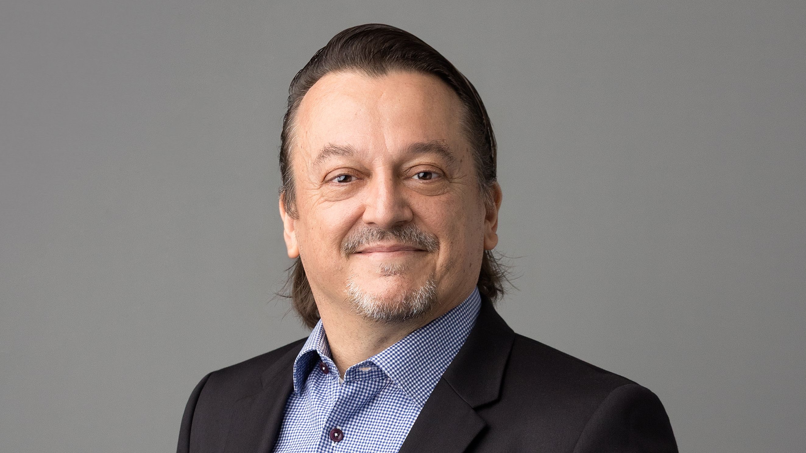 Marcel Cordeiro, homem, branco de terno, cabelos escuros e lisos