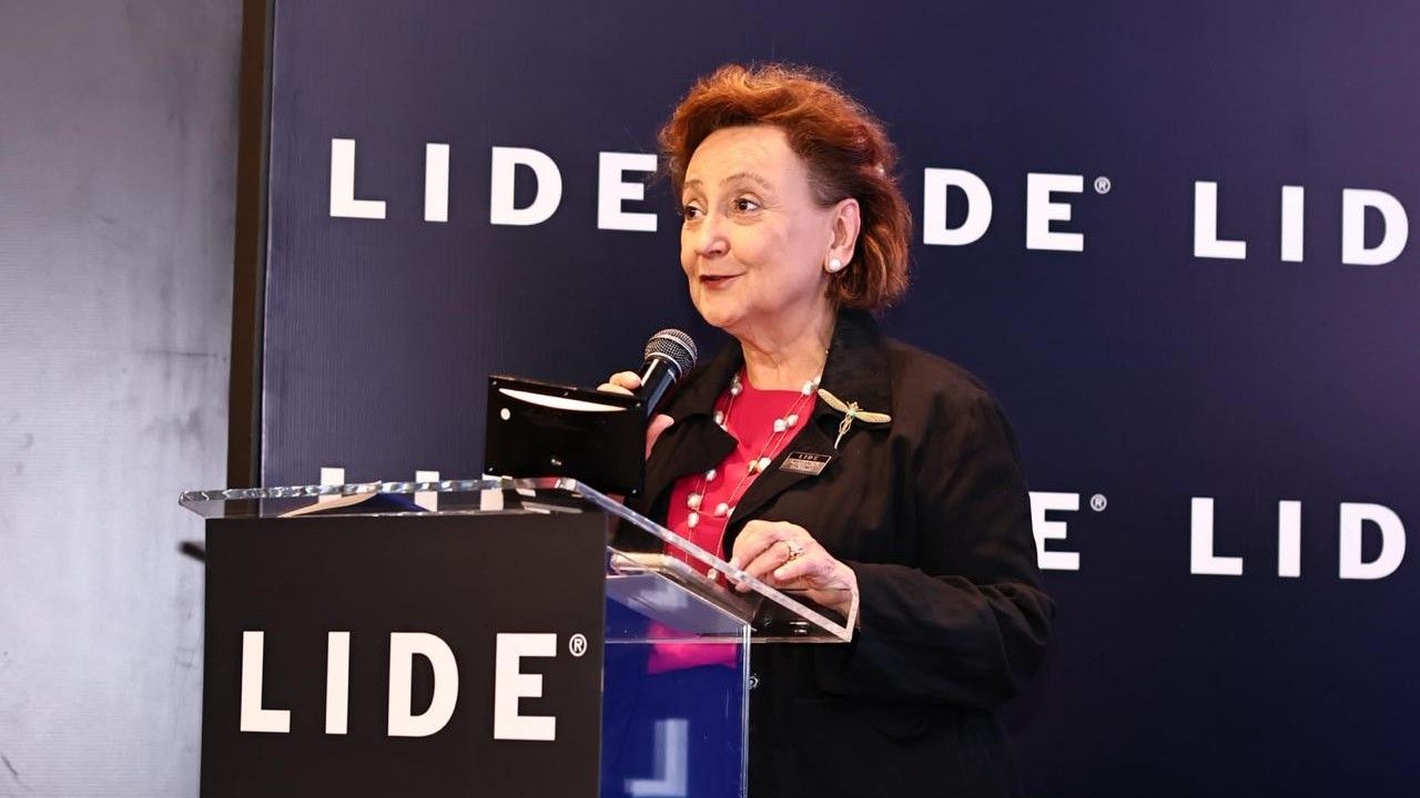Margareth Dalcomo falando em púlpito em evento