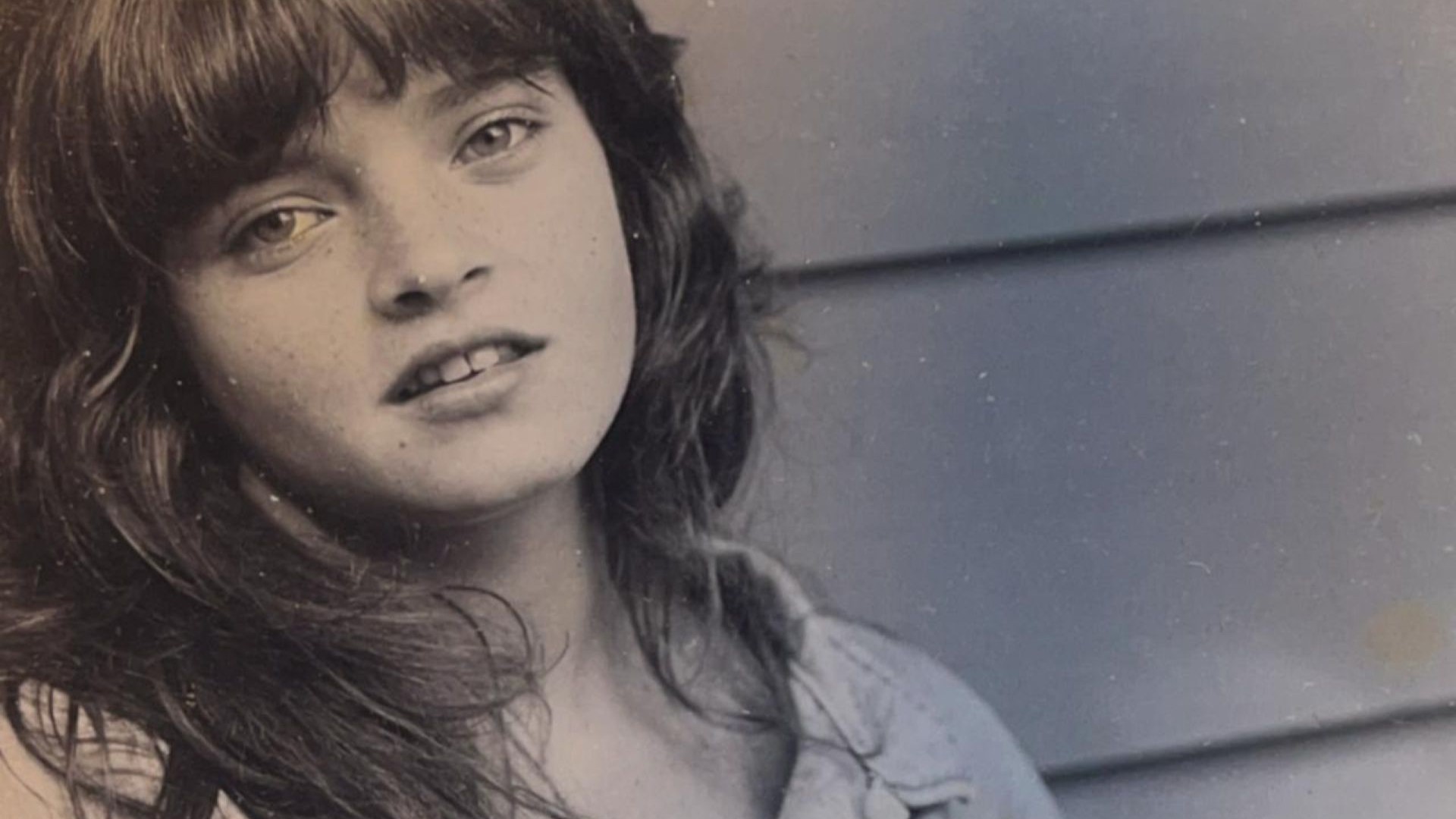 maria mariana na adolescência em uma foto preto e branco