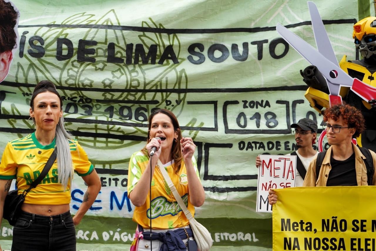 Foto da  Daniele da Silva em frente a sede da meta