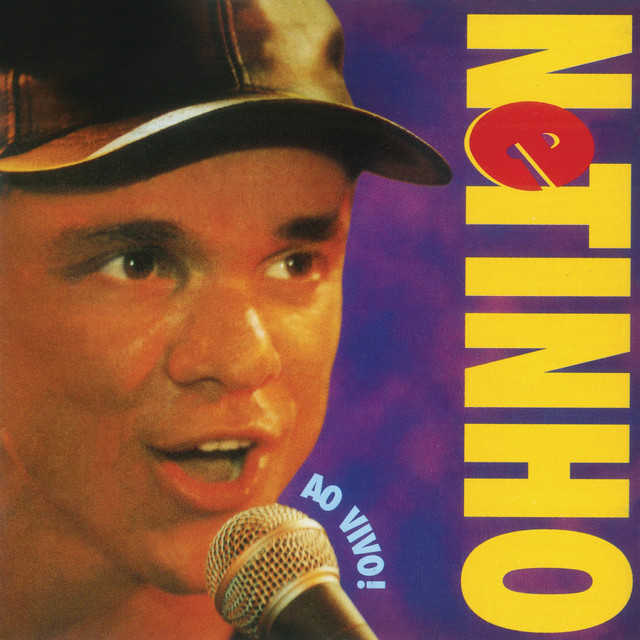 Netinho está com microfone e boné