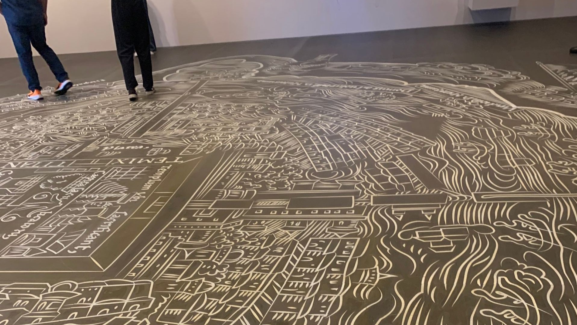 Um mapa riscado no chão de um dos espaços expositivos
