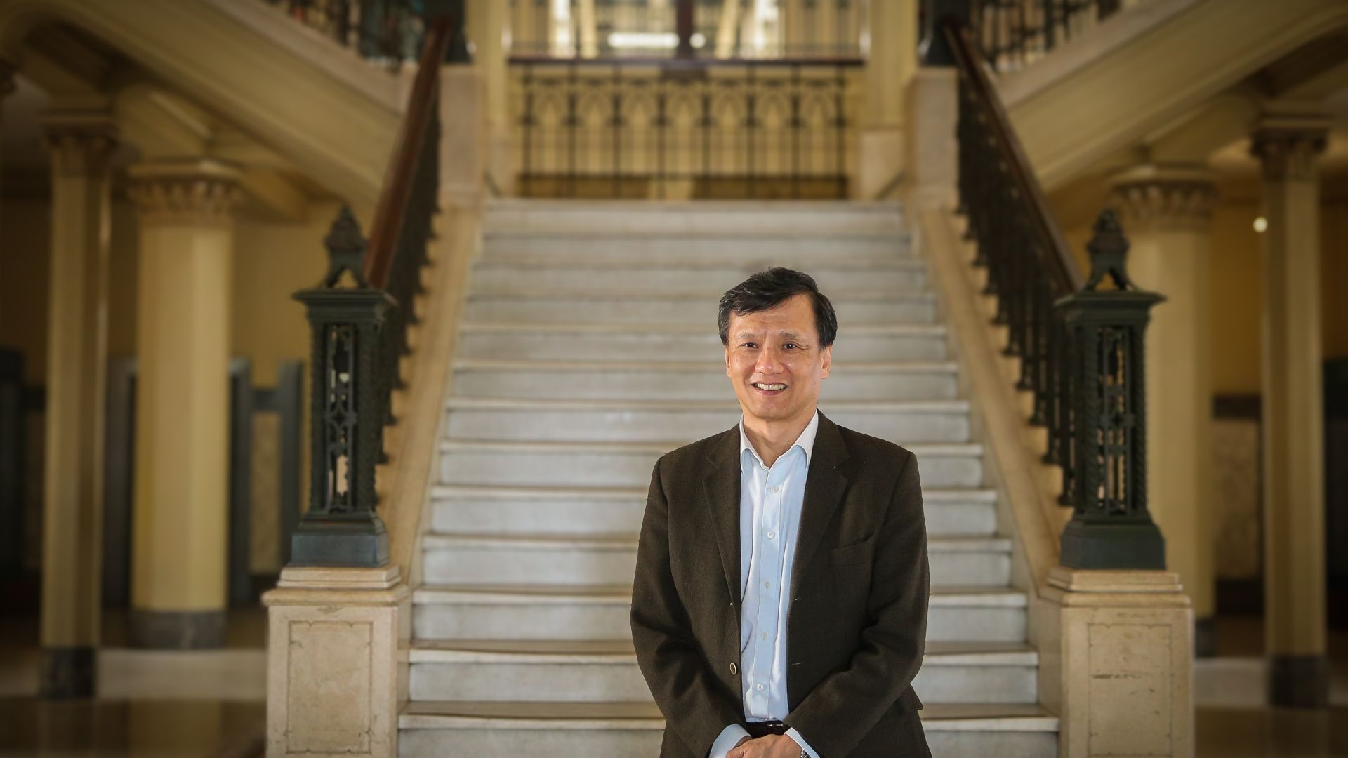 professor Chao Lung Wen em frente a uma escada