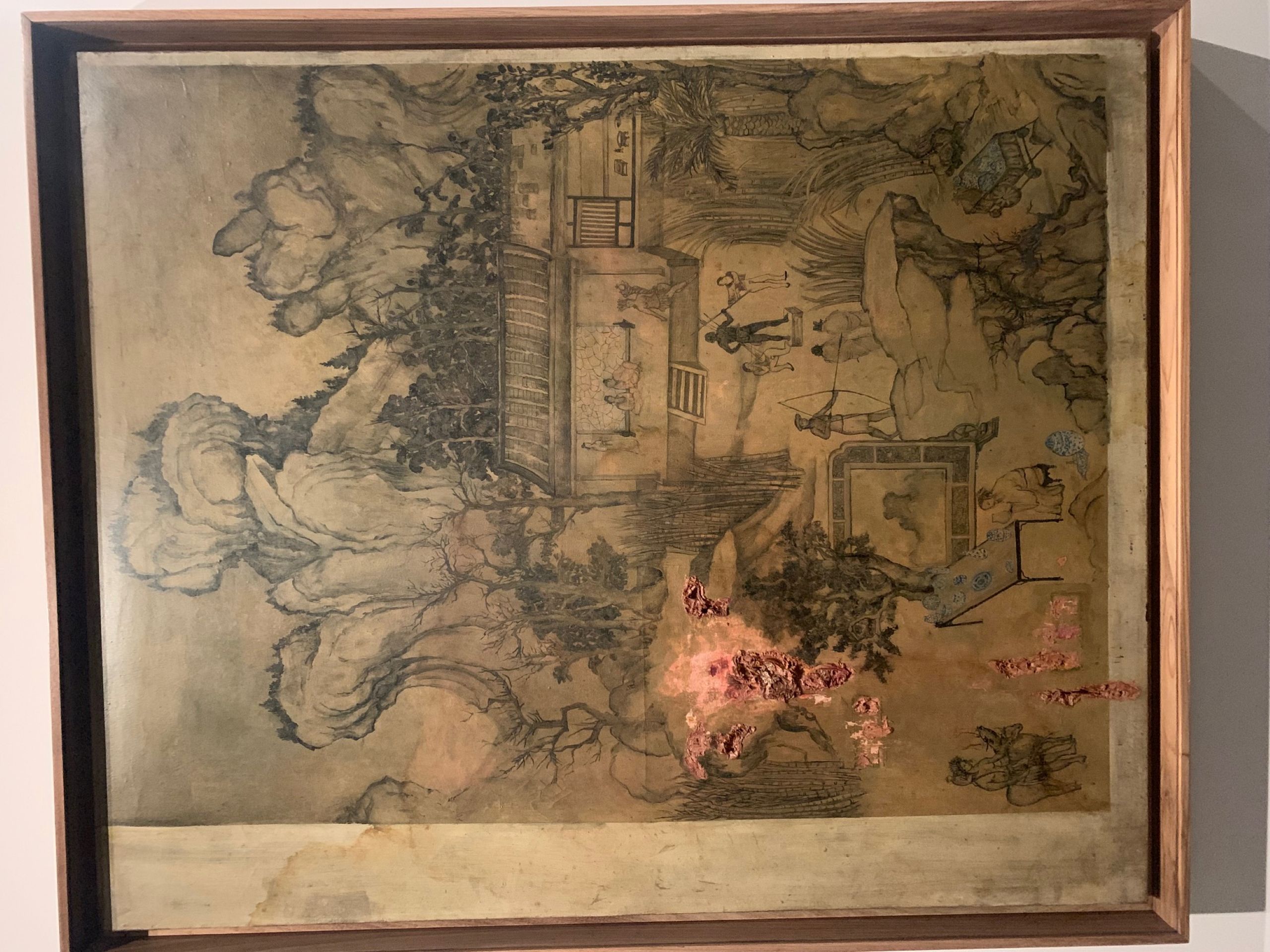 Quadro em tom beje e vermelho no meio