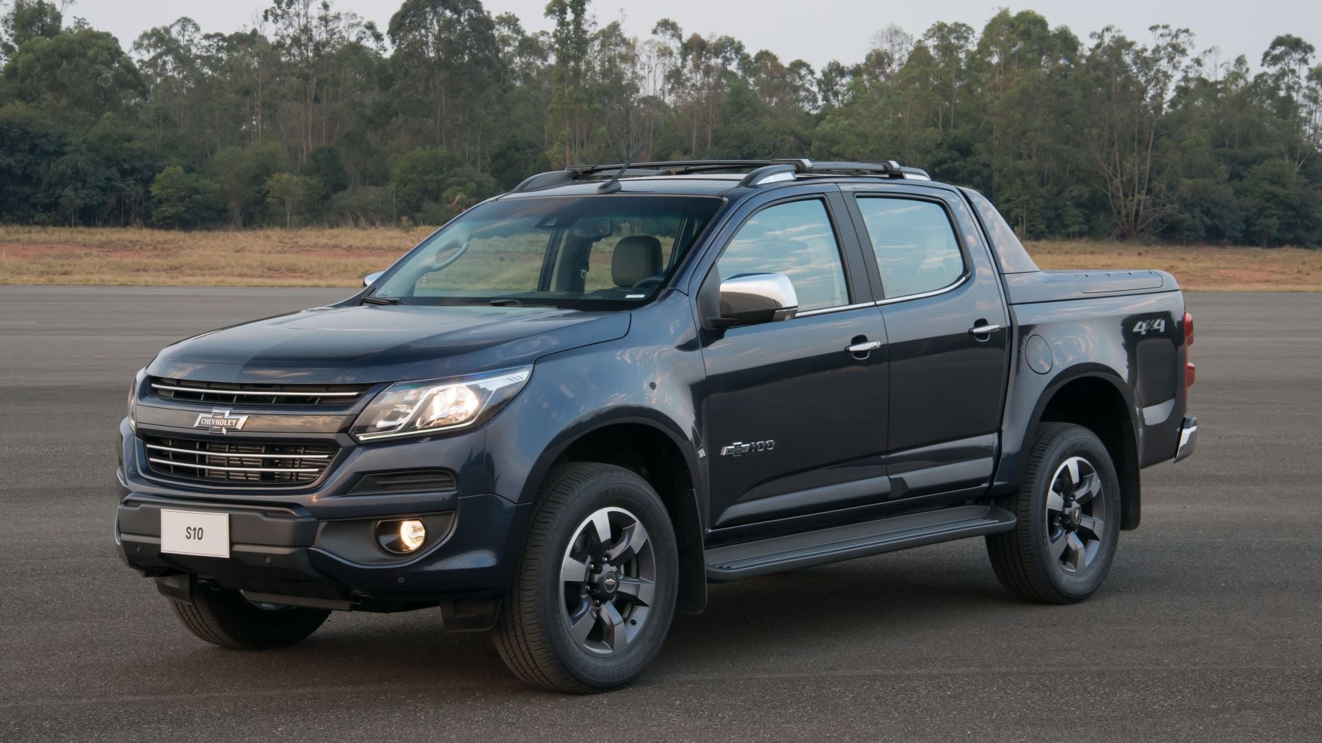 picape S10 estacionada 