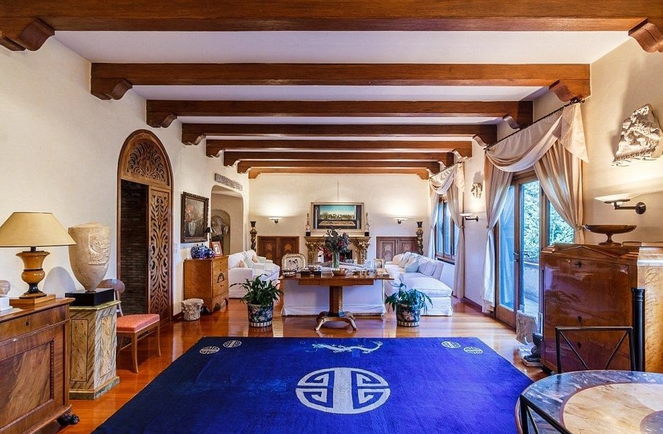 Sala ampla com móveis e um tapete azul